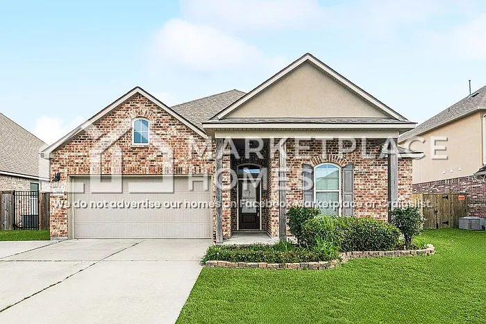 4 bed, 2.0 bath, 2200 sqft, $2,400 — Photo 1