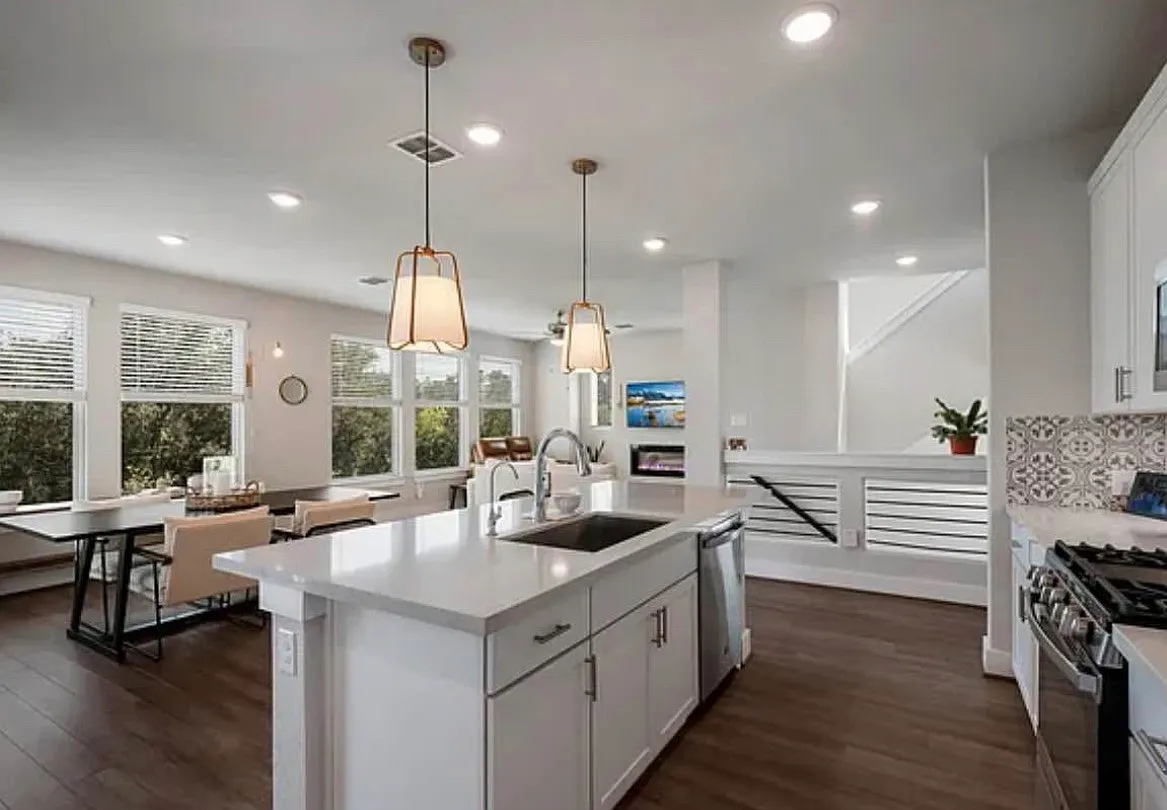4 bed, 2087 sqft, $2,400 — Photo 3