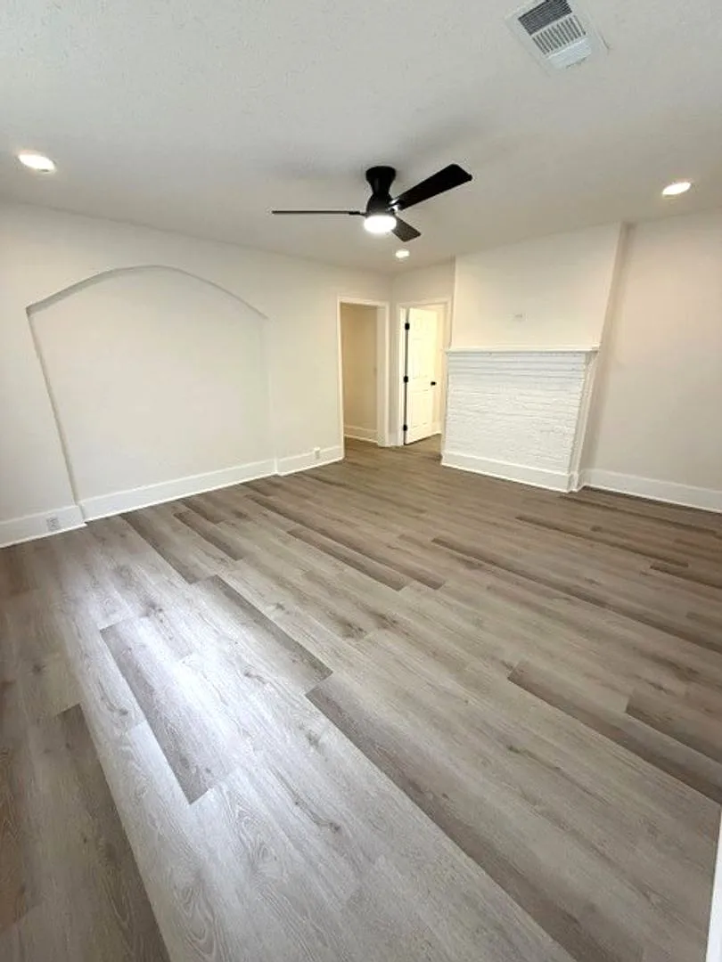 3 minutes from campus! 4 bedroom 2 bath house available now! — Photo 4