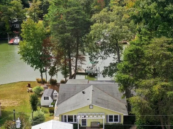 1082 S Glebe Rd, Montross, VA 22520