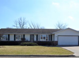 932 28th St, Peru, IL 61354