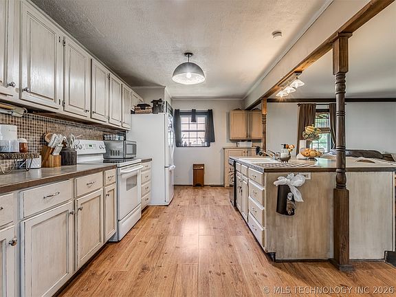 5th image of 95 Bryan St