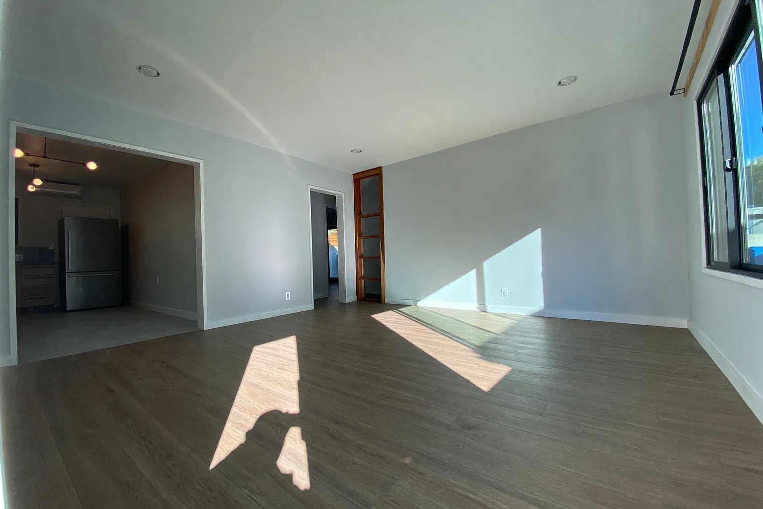 2 bed, 900 sqft, $4,350 — Photo 3