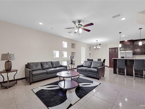 4th image of 1200 Daffodil Ave #A