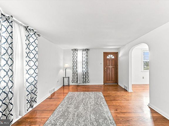 5th image of 321 Jansen Ave