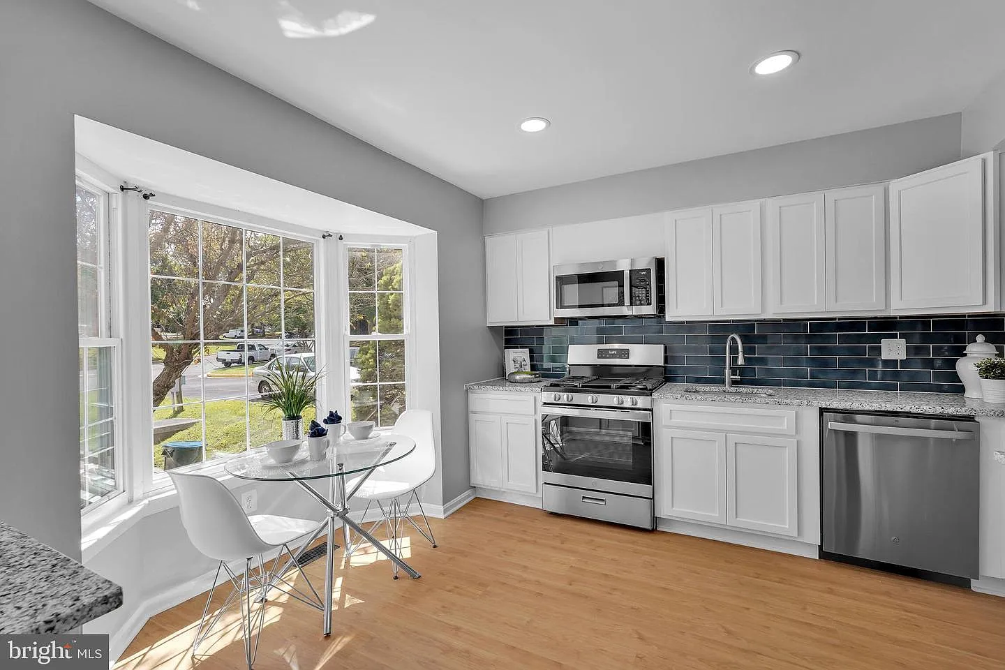 3 bed, 2.5 bath, 1280 sqft, $2,000 — Photo 2