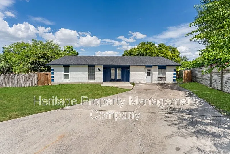 4 bed, 2.5 bath, 2350 sqft, $1,975 — Photo 2