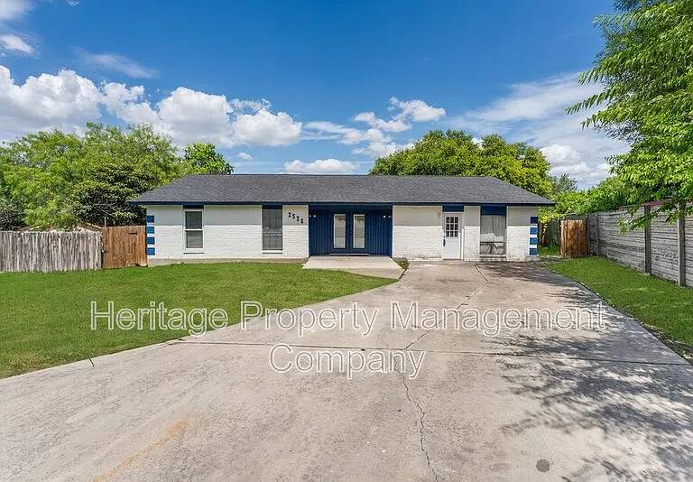2526 Town Briar St — Photo 2