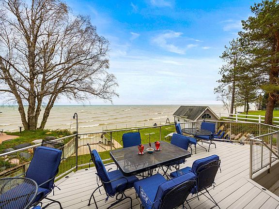 3rd image of 3864 Lakeshore Rd