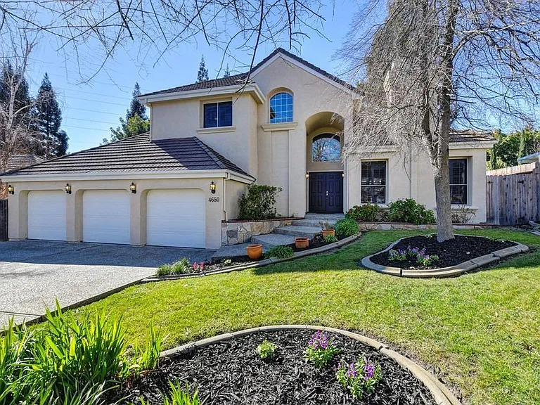 4650 Dorchester Ln — Photo 1