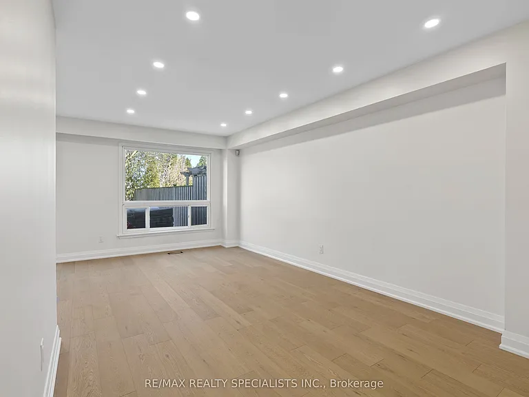 6419 Chaumont Cres #UPPER — Photo 5