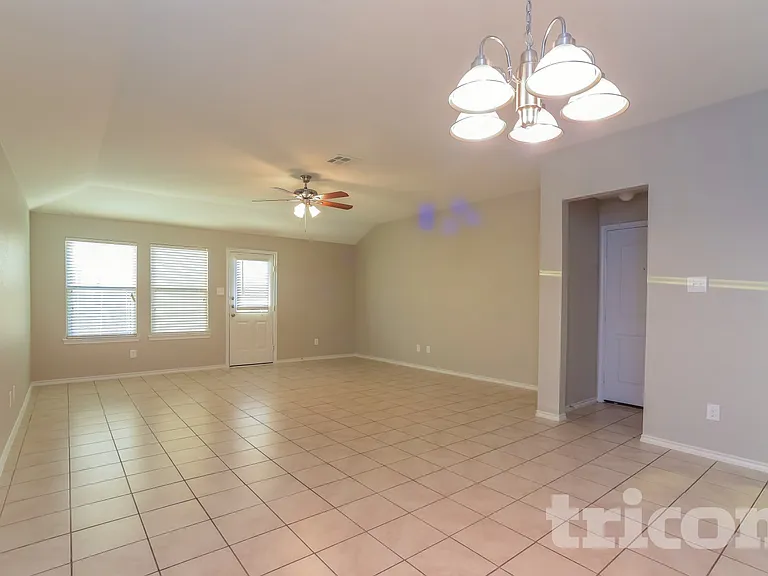 2511 Glen Hollow Dr — Photo 3