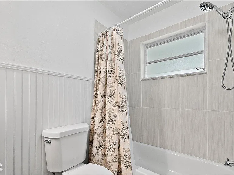 220 Country Ln #B — Photo 13