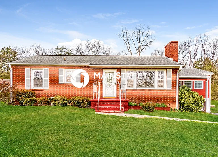 212 Meadowview Dr — Photo 1