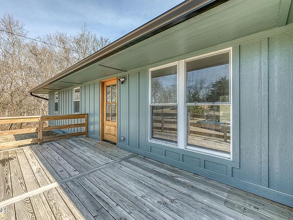 3rd image of 438 Hartshaw Dr