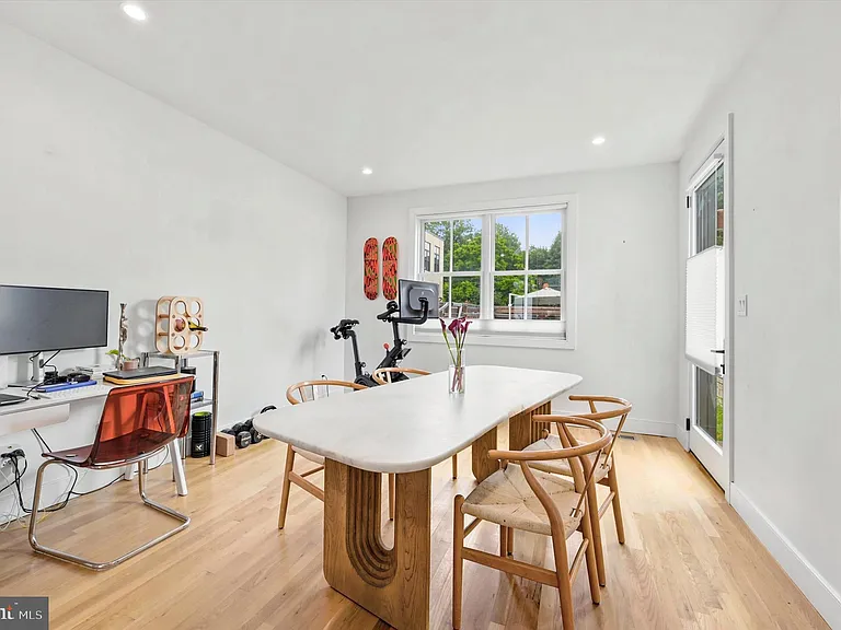 64 W Queen Ln — Photo 4