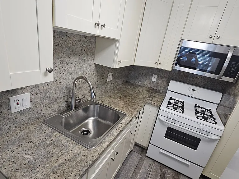 370 N Fair Oaks Ave — Photo 9