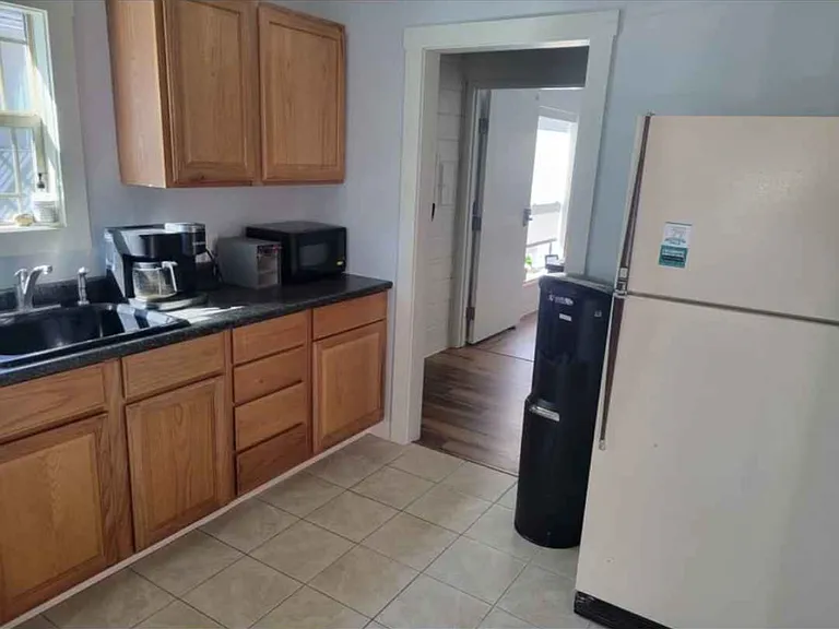 682 NW 3rd St #C — Photo 2