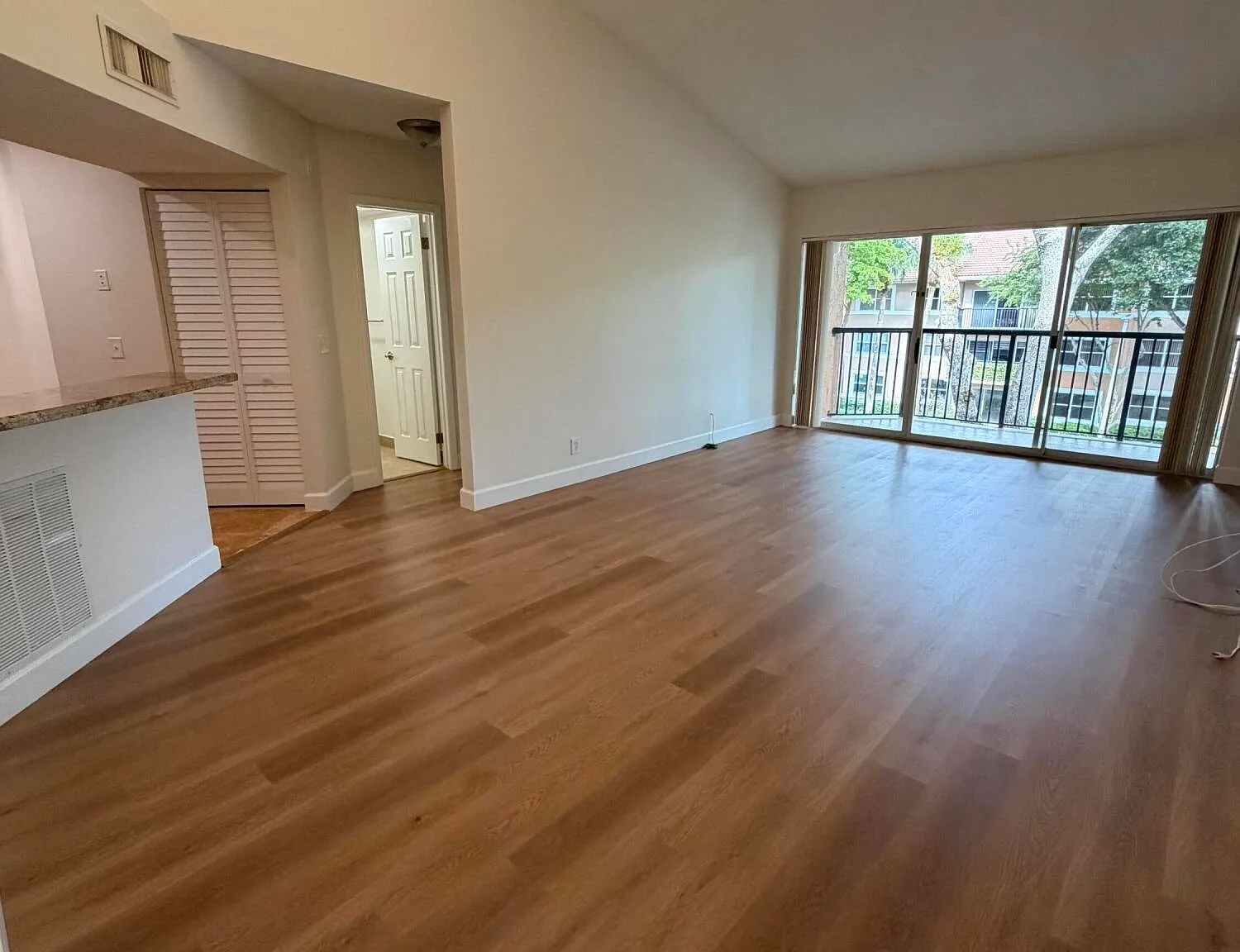 2 bed, 2.0 bath, 984 sqft, $2,200 — Photo 3