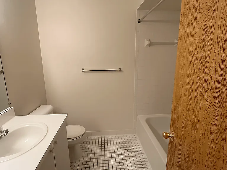 Lakeside Village Apartments — Photo 100