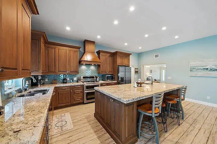 4 bed, 2.5 bath, 2360 sqft, $10,000 — Photo 4