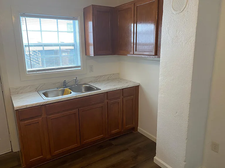 909B Park Ter — Photo 1