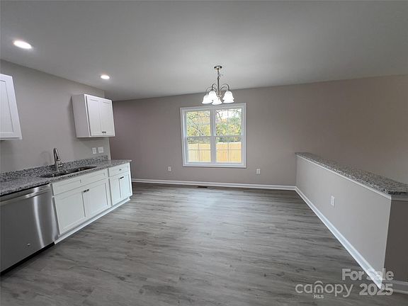 5th image of 406 Grace St