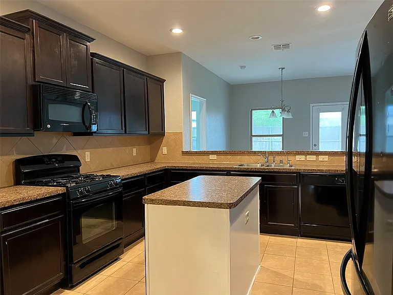 1115 Gaines Rd — Photo 4