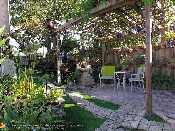 Beautiful Peaceful Zen garden area with new pergola...great for entertaining!