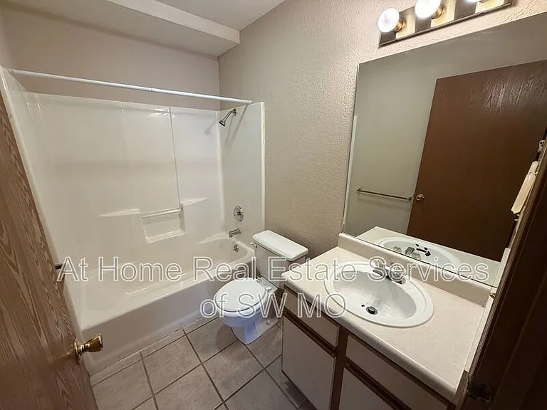 739 E Bain St — Photo 6