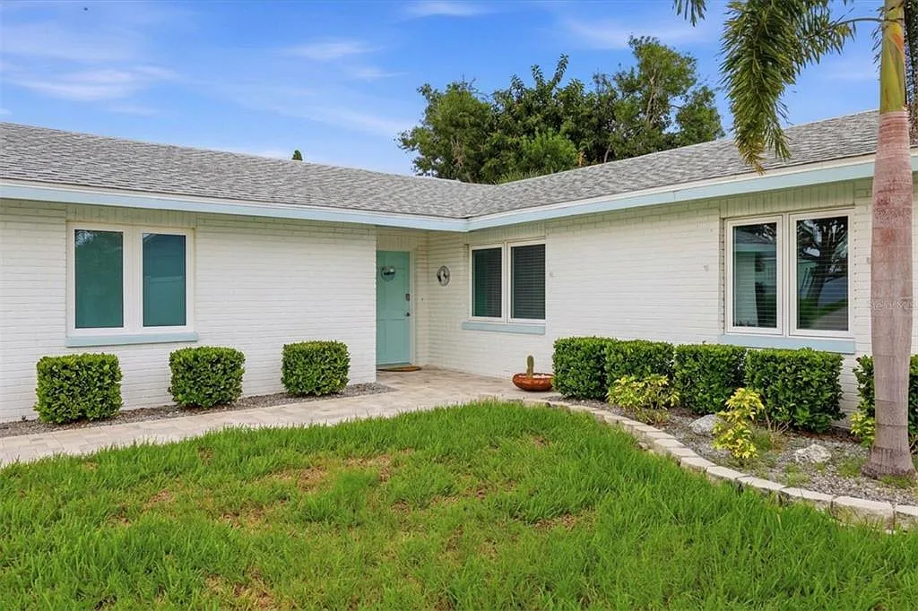 3 bed, 2.0 bath, 1242 sqft, $3,300 — Photo 2