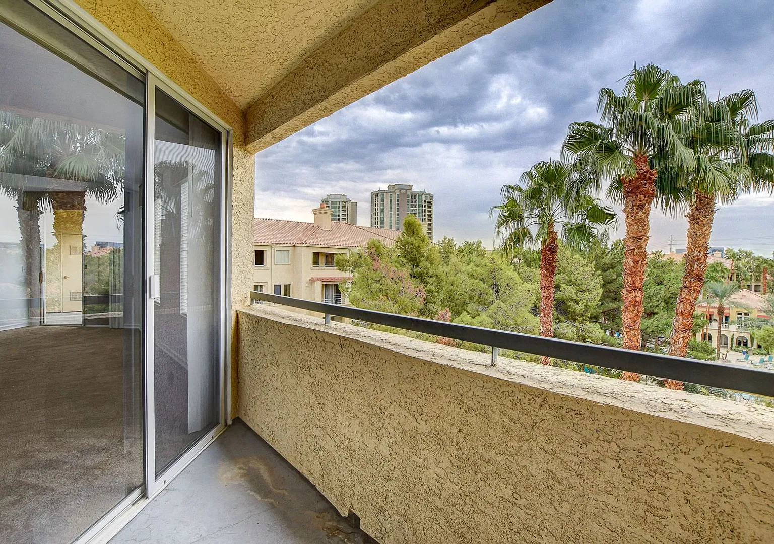 Spacious Penthouse available at the Meridian Private Residences. — Photo 3