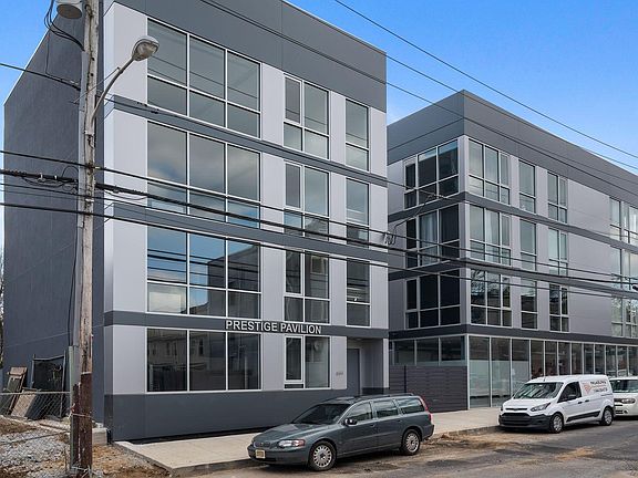 3rd image of 634 W Jefferson St #1