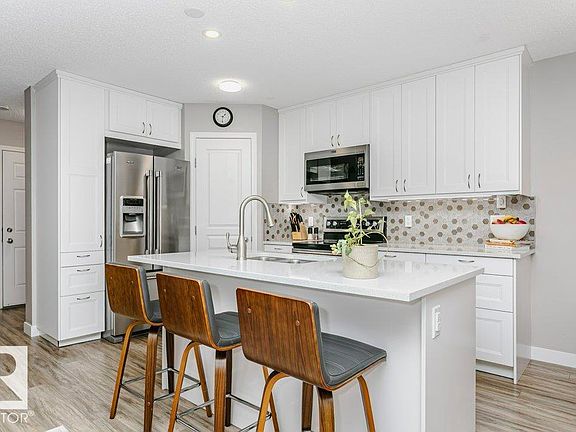 4th image of 5323 Rue Parc St