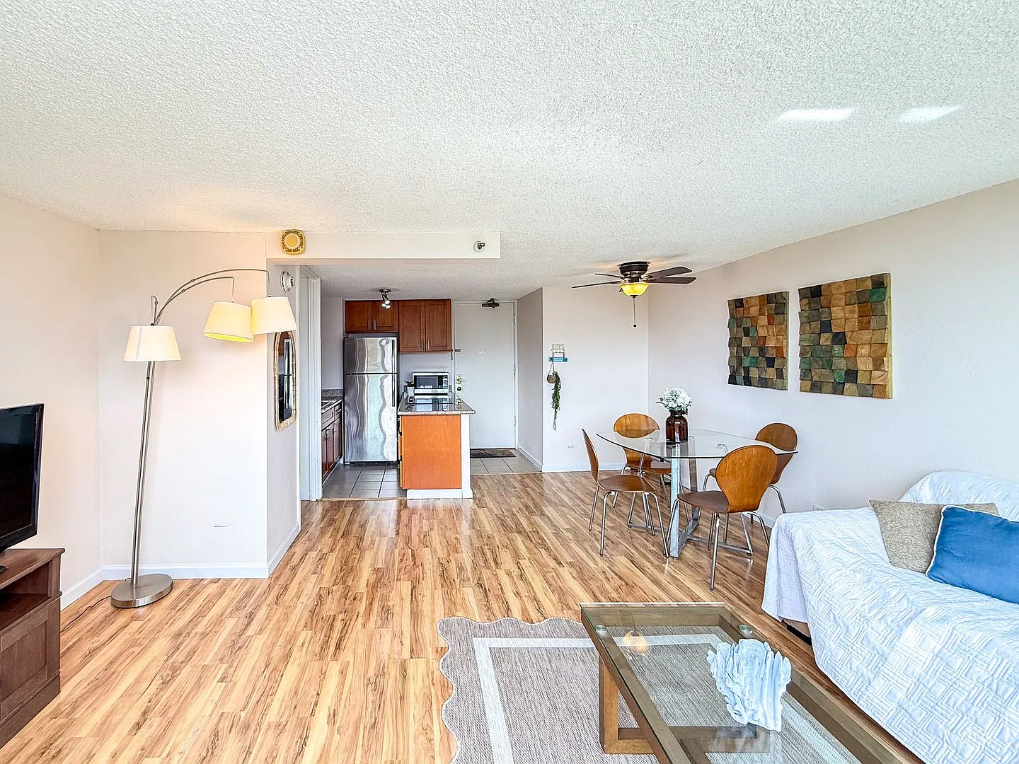 Island Colony Furnished 1 BR Waikiki Long Term — Photo 2