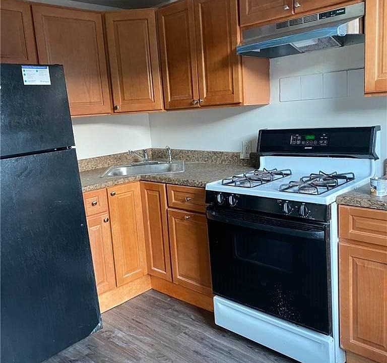 2nd image of 132 Terrace Ave APT 2