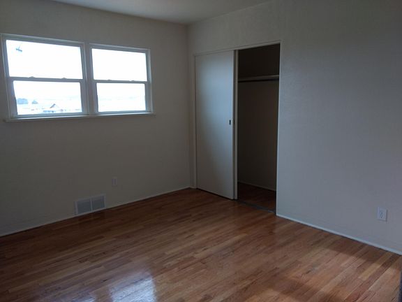 5th image of 101 W Logan Ave