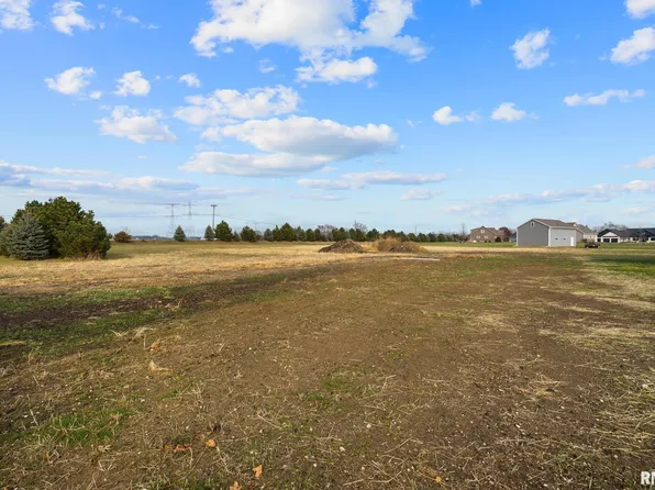 1920-1922 Mayflower Dr, Pekin, IL 61554