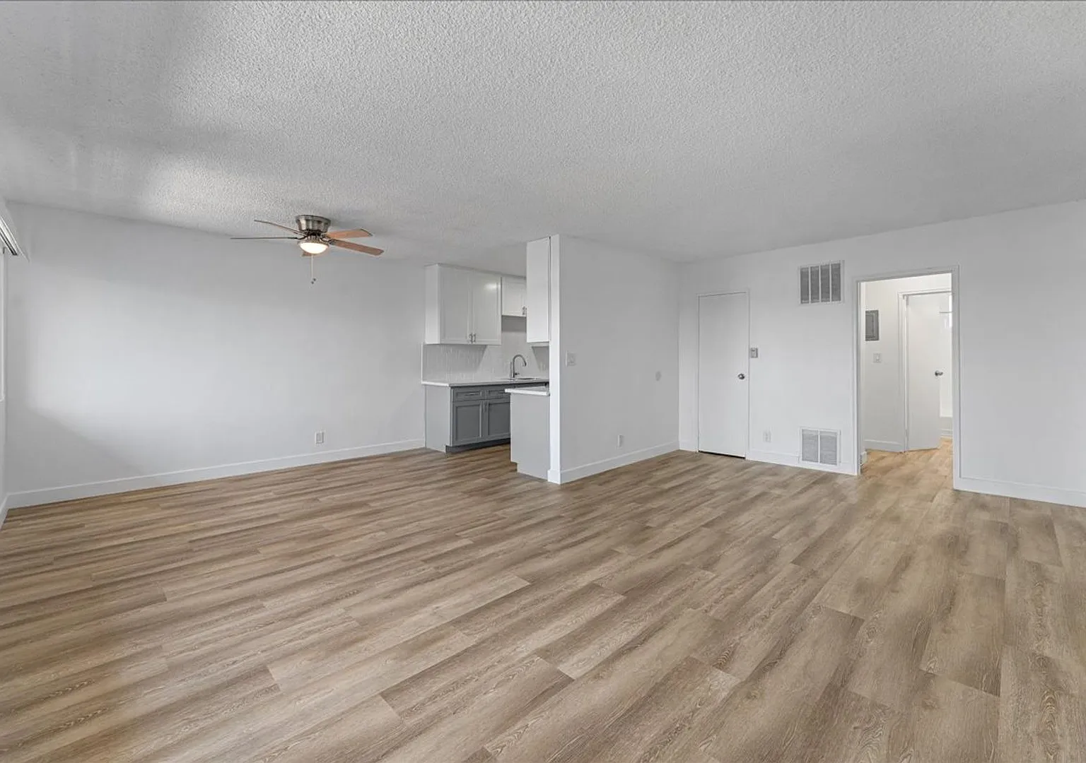 Beautiful Two Bedroom Apartment Located In The Heart of Baldwin Village! — Photo 1