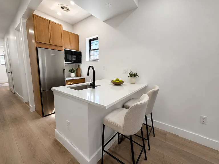 148 Conselyea St #2L — Photo 2
