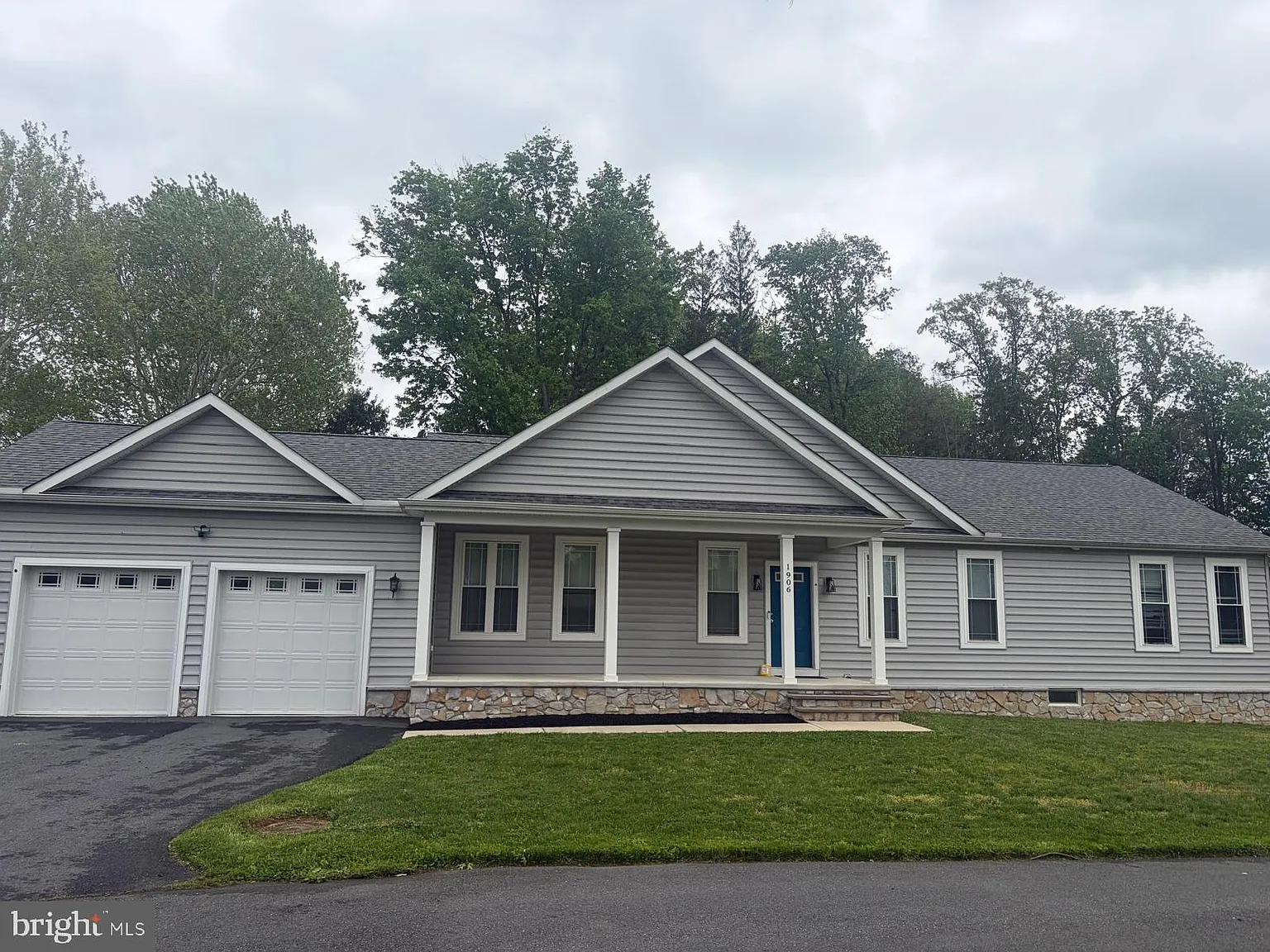 3 bed, 2.5 bath, 2150 sqft, $3,200 — Photo 1