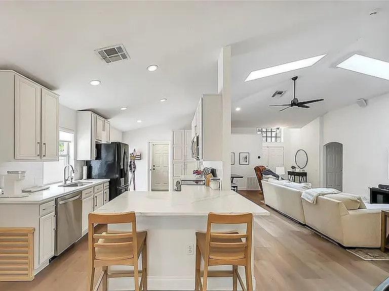 562 Pleasant Grove Dr — Photo 2