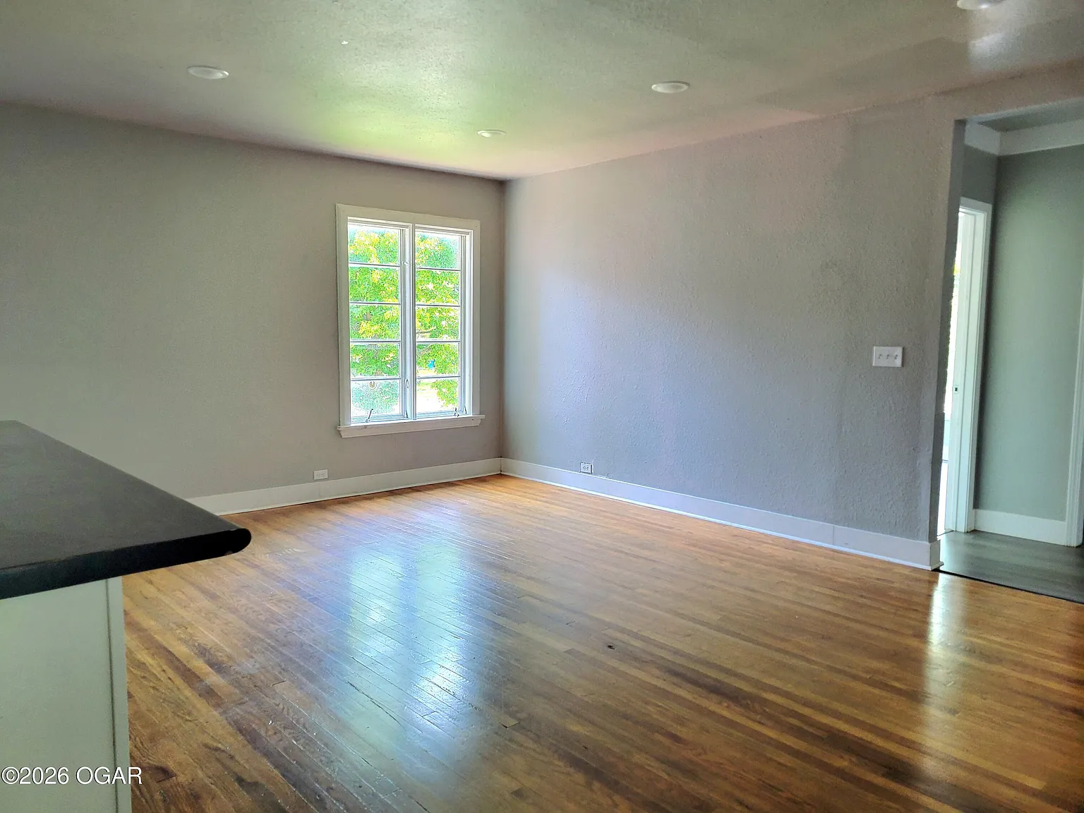 3 bed, 2.0 bath, 1010 sqft, $1,045 — Photo 2