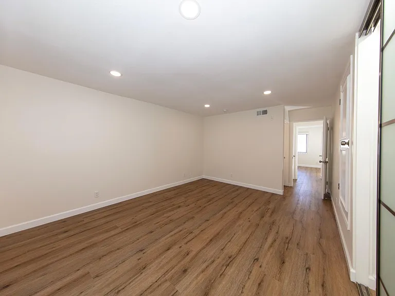 1524 Granville Ave #102 — Photo 9