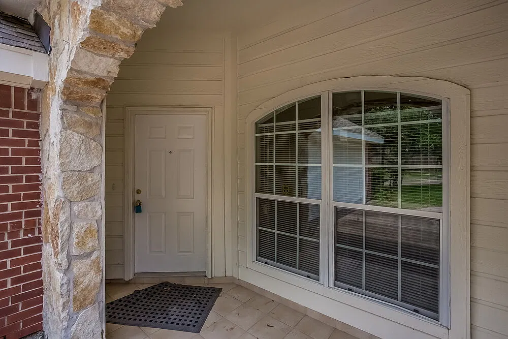 4 bed, 2.0 bath, 2107 sqft, $2,100 — Photo 2