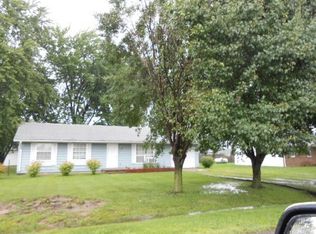 6 Raintree Trce, Flora, IL 62839