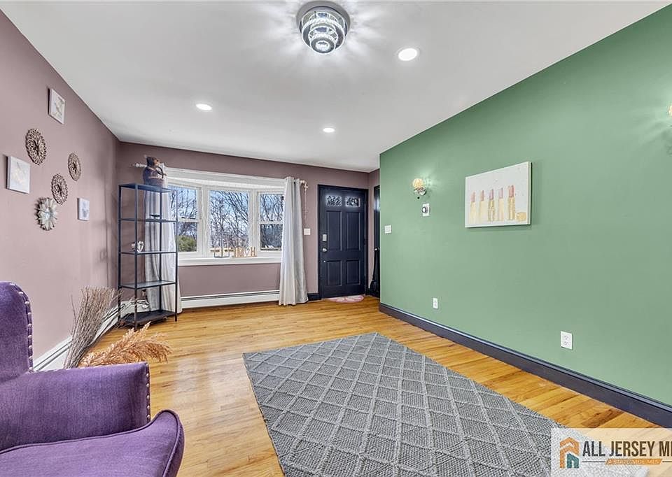 1st image of 165 Crescent Ave