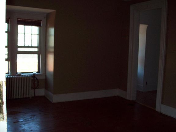 4th image of 306 W 9th St APT 8