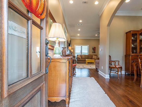 4th image of 675 E Lakeshore Dr