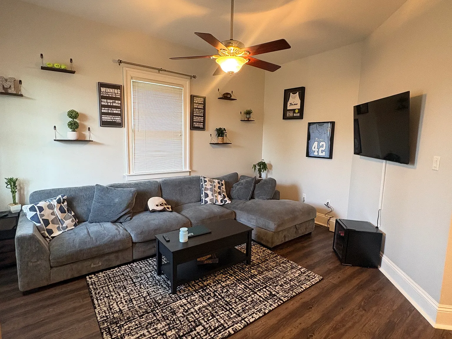 2 bed, 1000 sqft, $1,860 — Photo 2